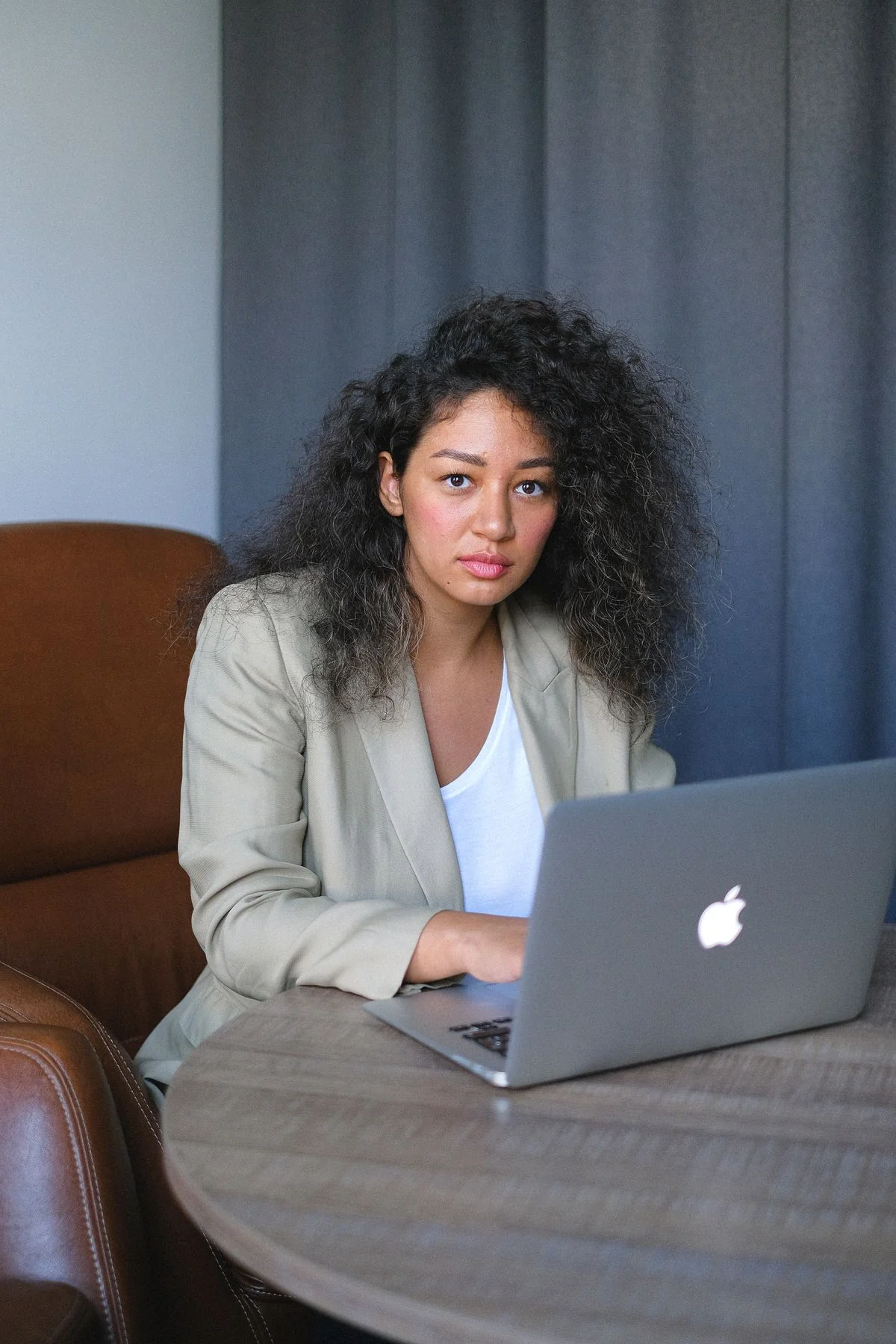 Dienstleisterin prüft ihre Website-Aufgaben am Laptop